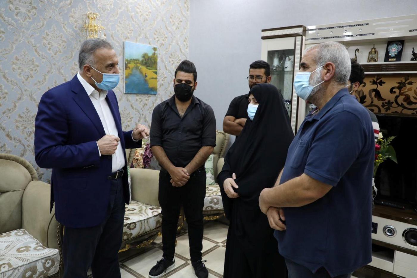 Le Premier ministre irakien Mustafa al-Kadhimi (à gauche) présente ses condoléances à la famille de Riham Yacoub lors d’une visite à Bassorah, le 23 août (Reuters)
