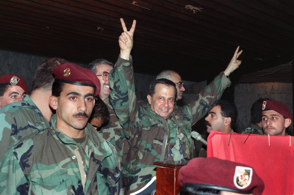 Le général Michel Aoun, flanqué de ses soldats de l’armée libanaise, fait le signe de la victoire le 9 décembre 1989 au palais présidentiel de Baabda à Beyrouth (AFP)