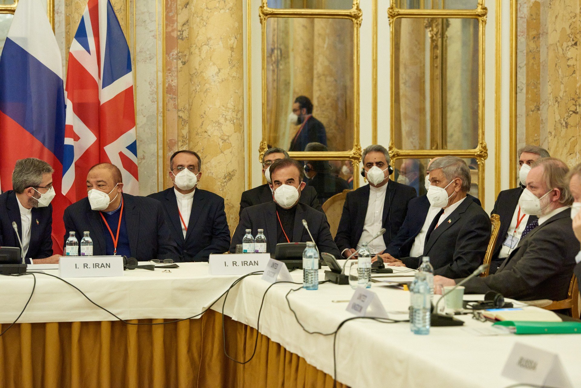 Le négociateur en chef de l’Iran, Ali Bagheri Kani, et les membres de la délégation iranienne attendent le début d’une réunion de la commission JCPOA à Vienne (Reuters)