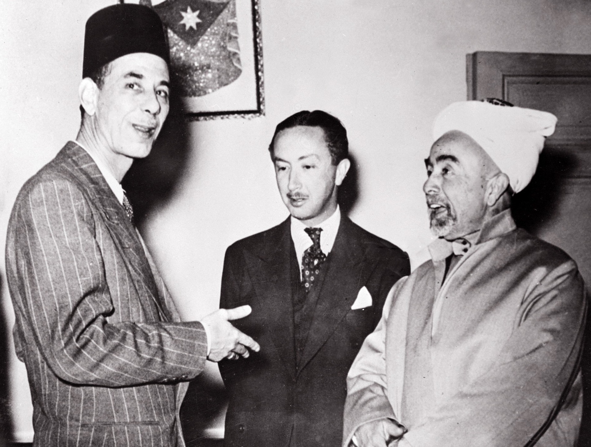 Le roi Abdallah de Transjordanie (à droite) s’entretient avec le secrétaire général de la Ligue arabe Abdel Rahman Azzam (à gauche) et le prince irakien Abdelilah ben Ali, le 13 mai 1948.