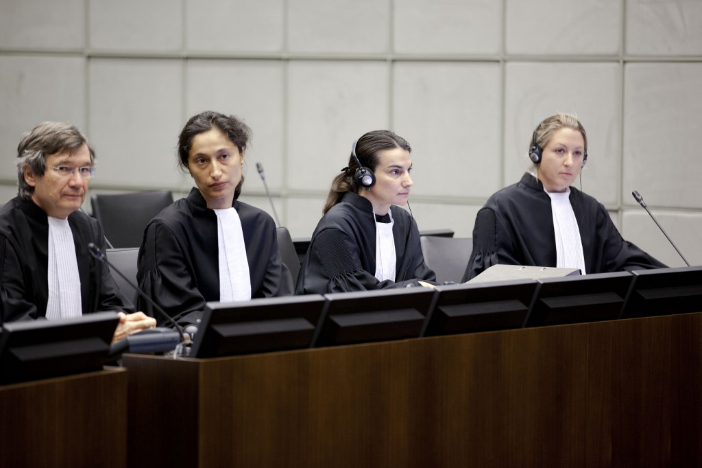 Les avocats de la défense François Roux, Alia Aoun, Heleyn Unac et Katherine Iliopoulos participent à une session extraordinaire du Tribunal spécial pour le Liban à Leidschendam (Pays-Bas) le 11 novembre 2011 (AFP)