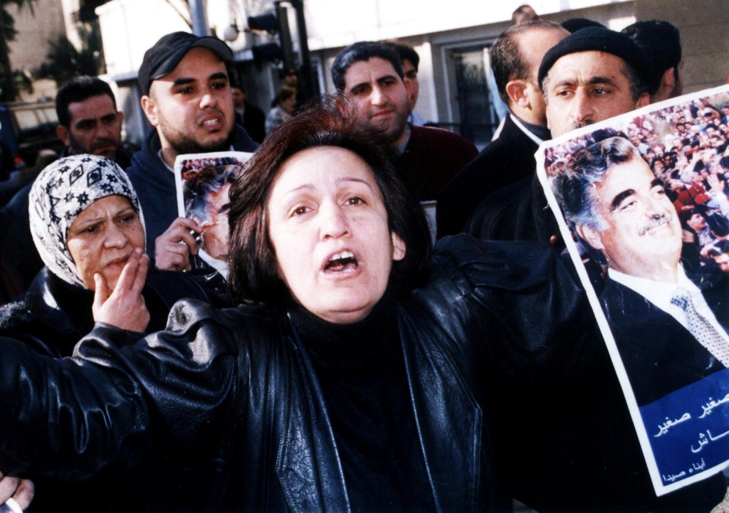 Les partisans de l’ancien Premier ministre libanais Rafiq Hariri manifestent dans sa ville natale de Sidon, le 14 février 2004 (AFP)