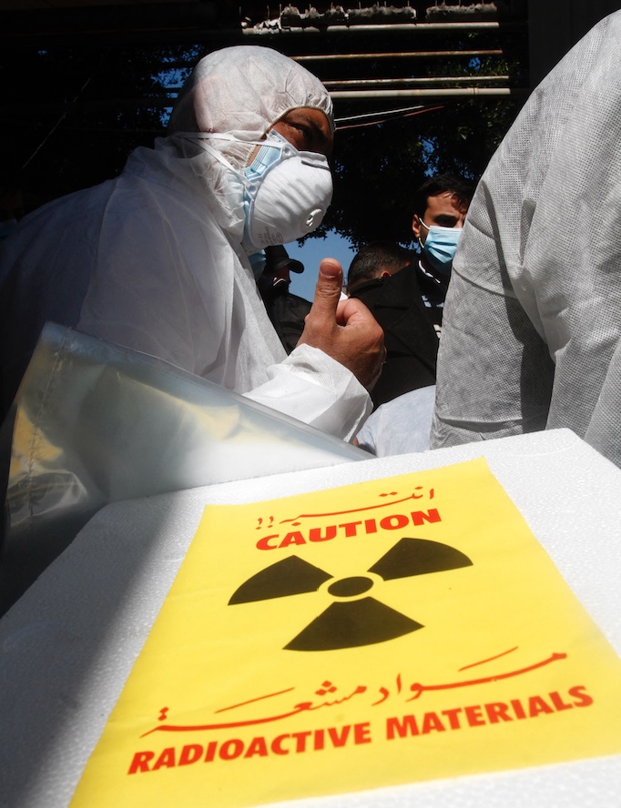 Des membres de la Commission libanaise de l'énergie atomique transportent des matières radioactives pour les traiter à la suite de l'explosion du port de Beyrouth, le 29 mars 2021 (AFP) 