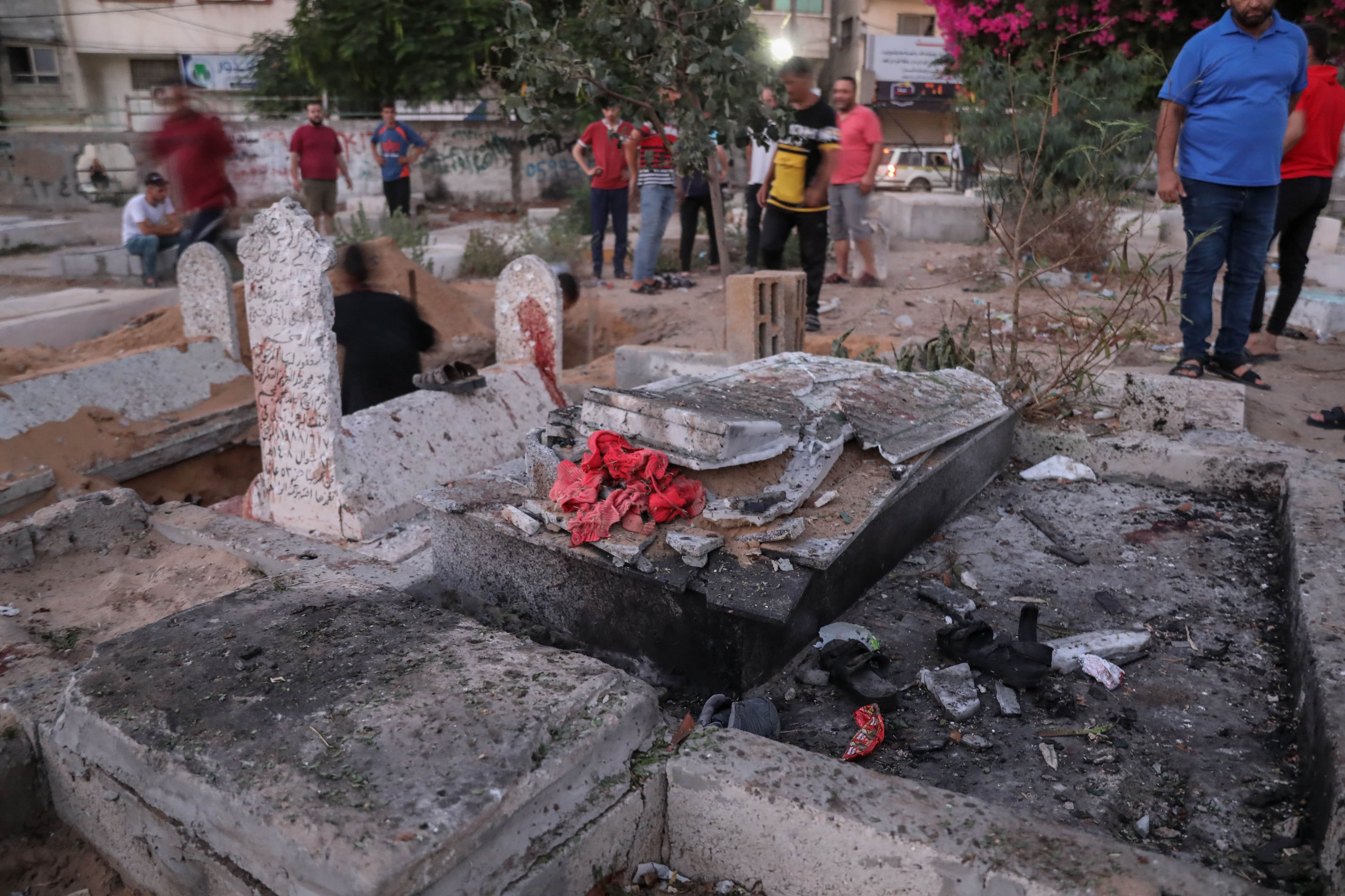Damage to graves in Falluja cemetery, 7 August 2022 (MEE/Mohammed al-Hajjar)