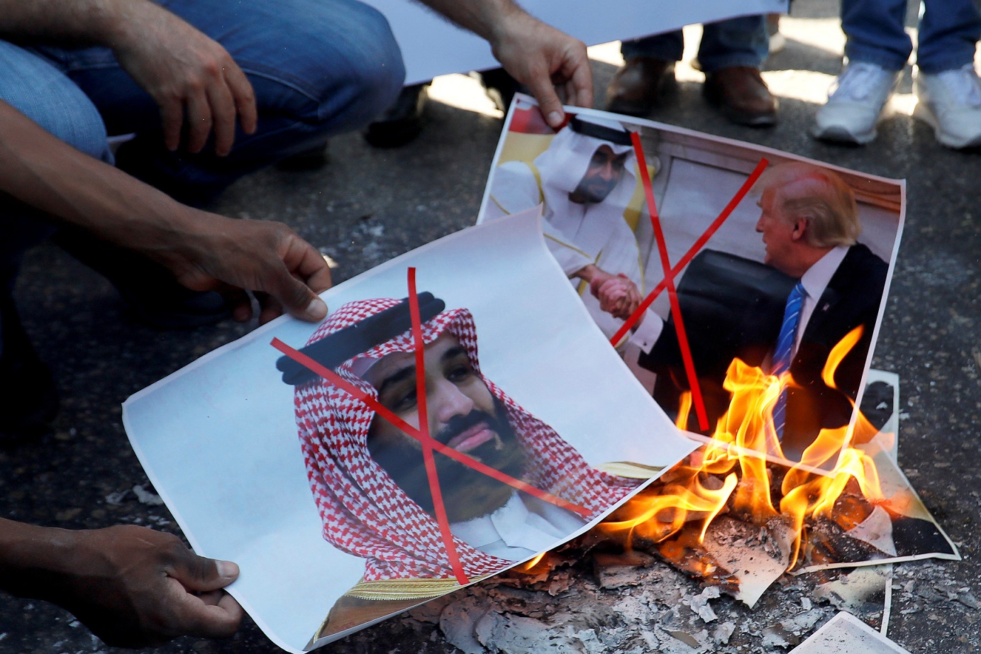 Des Palestiniens brûlent des photos du président américain, du prince héritier d’Abou Dabi et de MBS lors d’une manifestation contre l’accord émirati avec Israël, à Ramallah, le 15 août 2020 (Reuters)