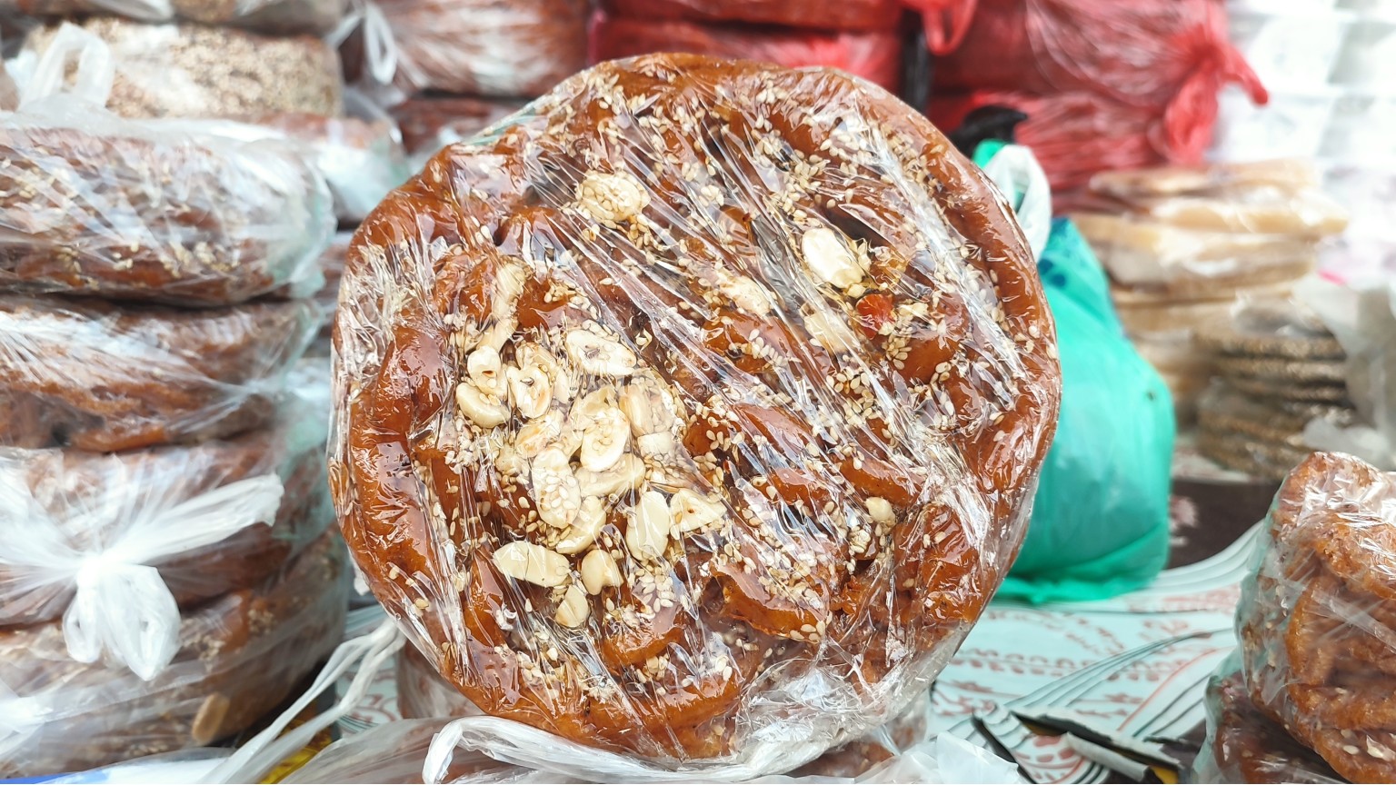 Hodeidah's famous mushabak sweet sold in al-Mitraq Market (MEE)