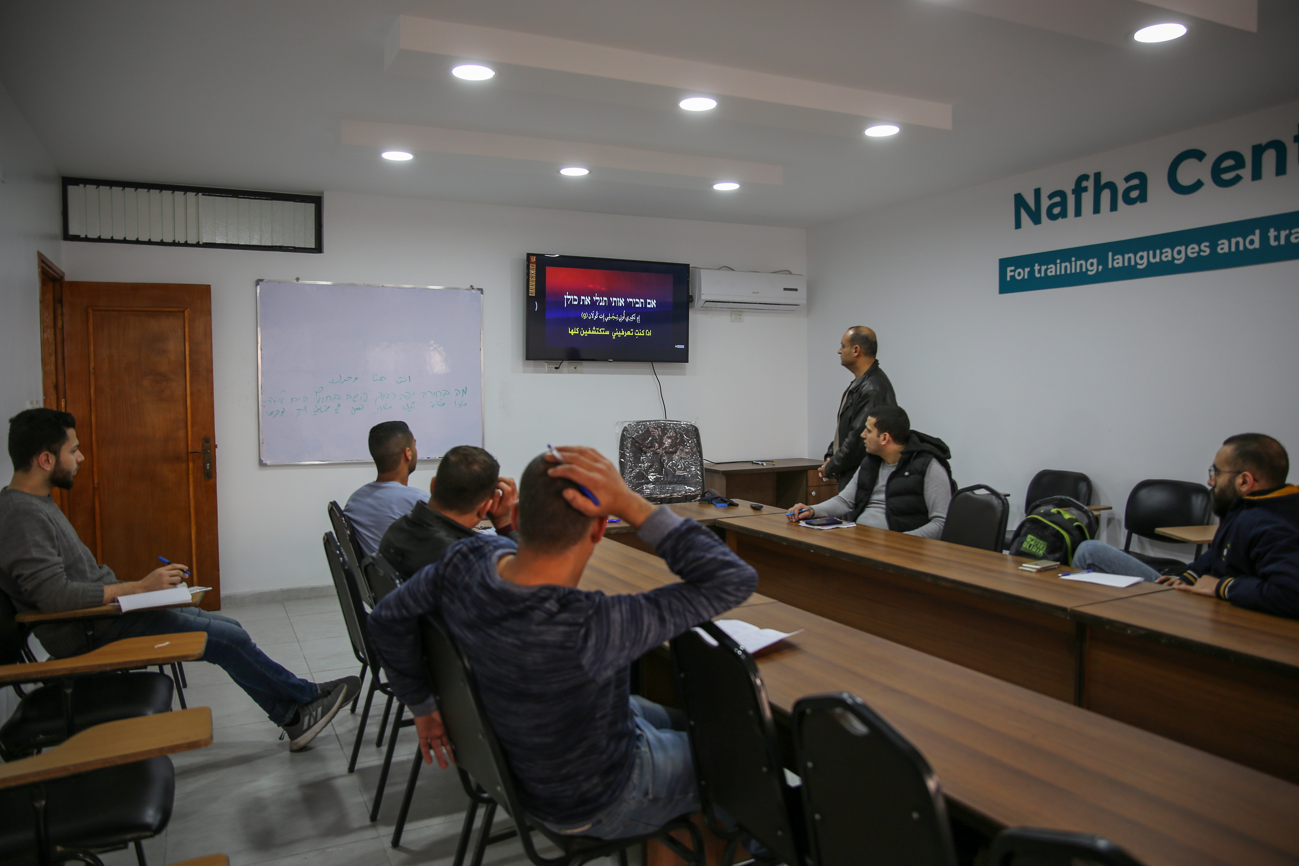 Des hommes assistent à des cours d’hébreu à Gaza dans l’espoir d’obtenir des permis de travail pour occuper des emplois ingrats en Israël (MEE/Mohammed al-Hajjar)