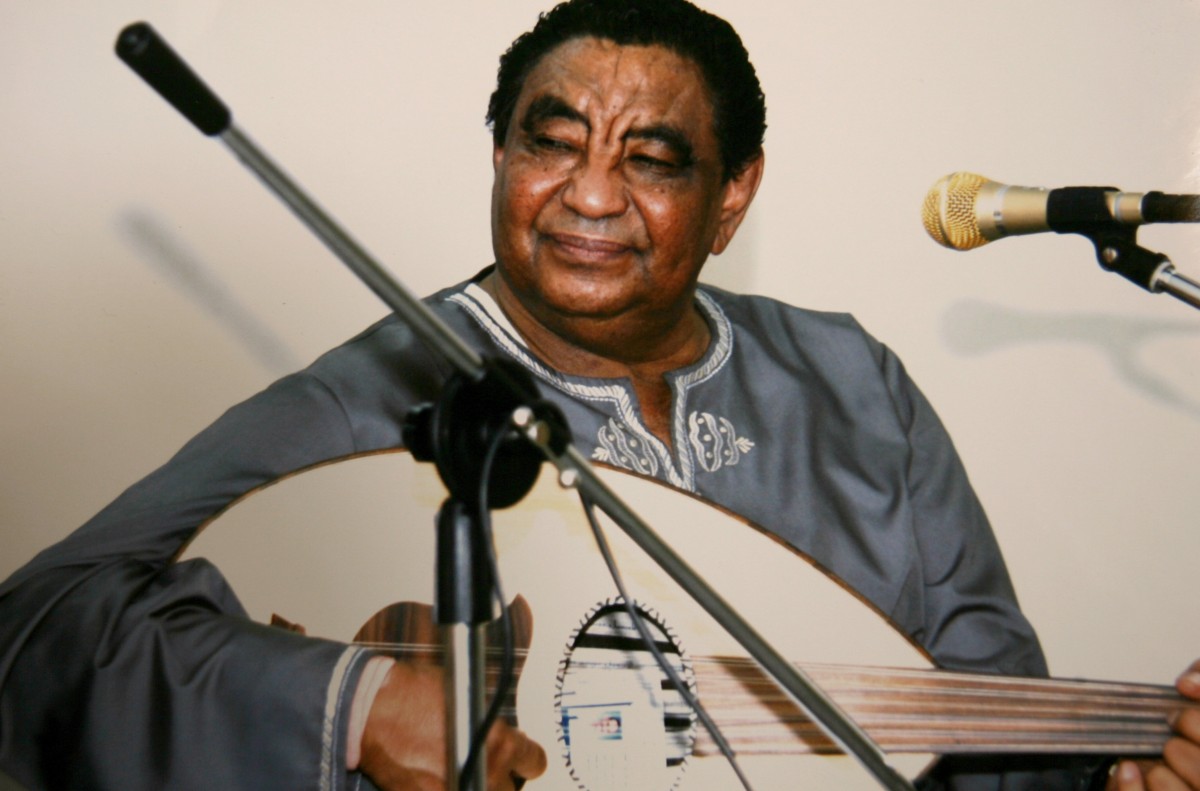 Sudanese musical icon and former exile Mohammed Wardi during a recording session in Khartoum in 2011 (AFP)