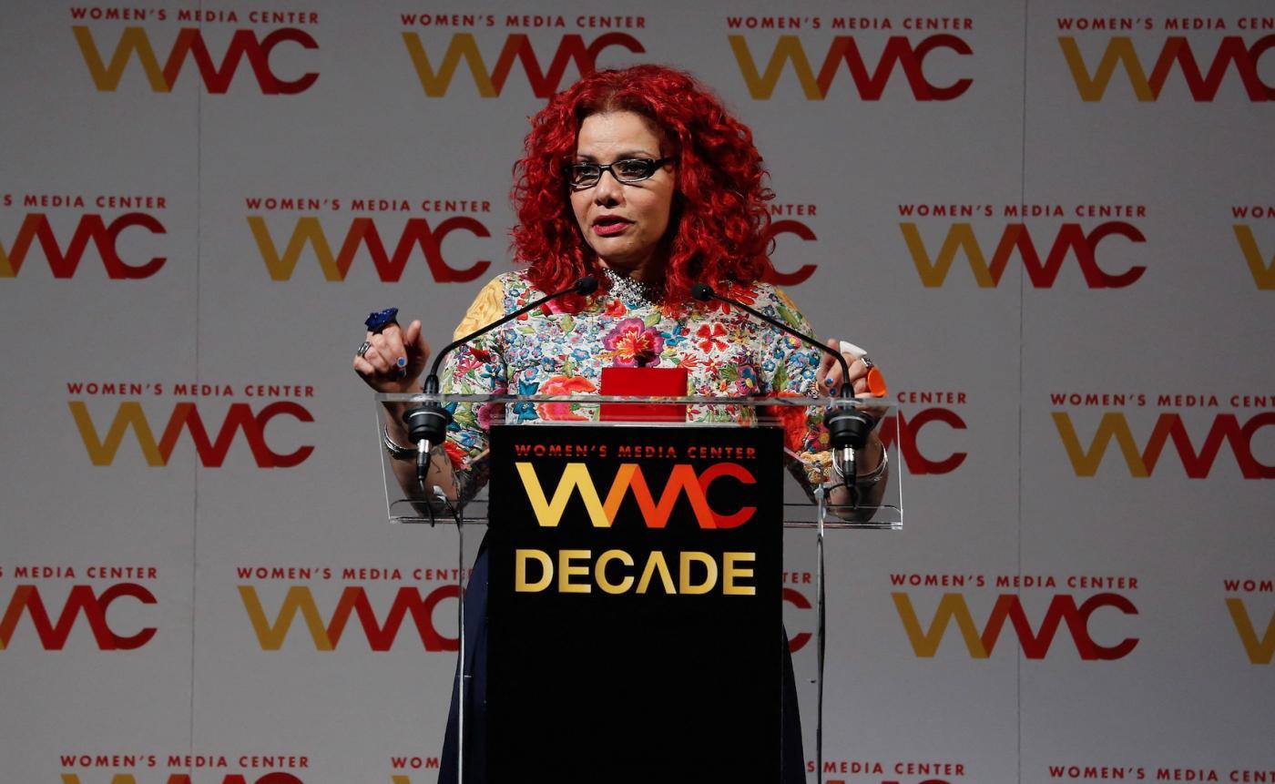 Mona Eltahawy s’exprime sur scène lors de la remise du prix Women’s Media Center 2015, à New York, le 5 novembre 2015 (AFP)