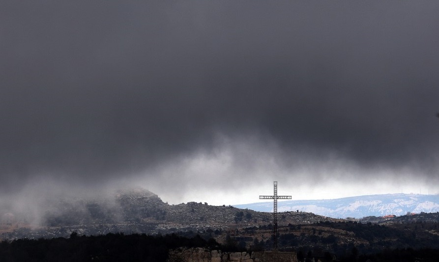 Une croix surplombe la ville de Byblos (Jbeil) dans le district du Mont-Liban, pressenti par les fédéralistes pour être au cœur d’un hypothétique canton chrétien, en février 2016 (AFP)