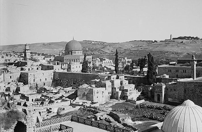 An undated photo from before 1946 shows the Moroccan Quarter of the Old City of Jerusalem, in front of the Dome of the Rock in the Al-Aqsa Mosque compound (Wikicommons)