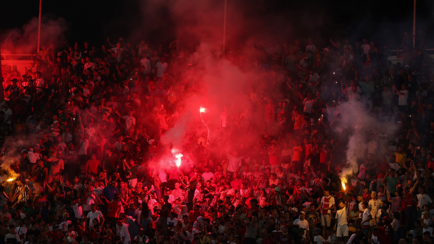 Les supporters marocains allument des fusées éclairantes dans les tribunes lors de la finale de la CAN féminine 2022 contre l’Afrique du Sud (AFP)