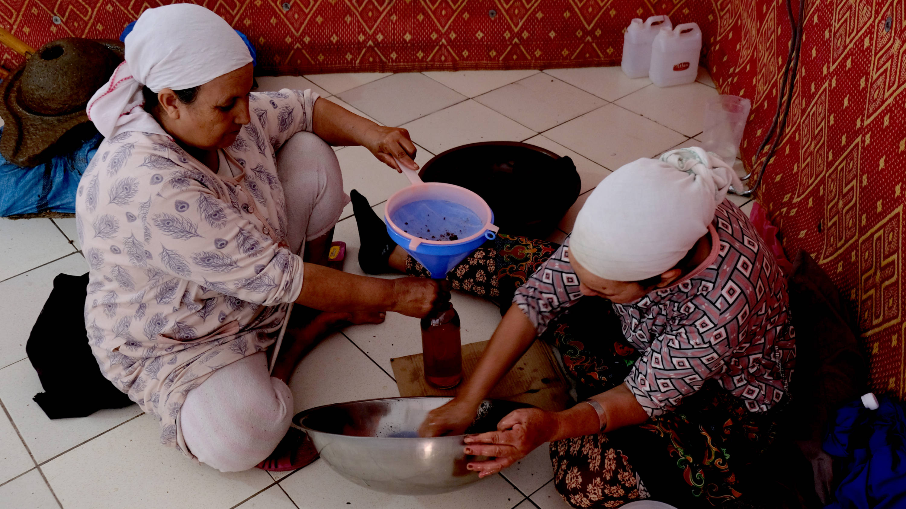 À la coopérative Marjana, des travailleuses extraient l’huile de la graine de l’argan (MEE)
