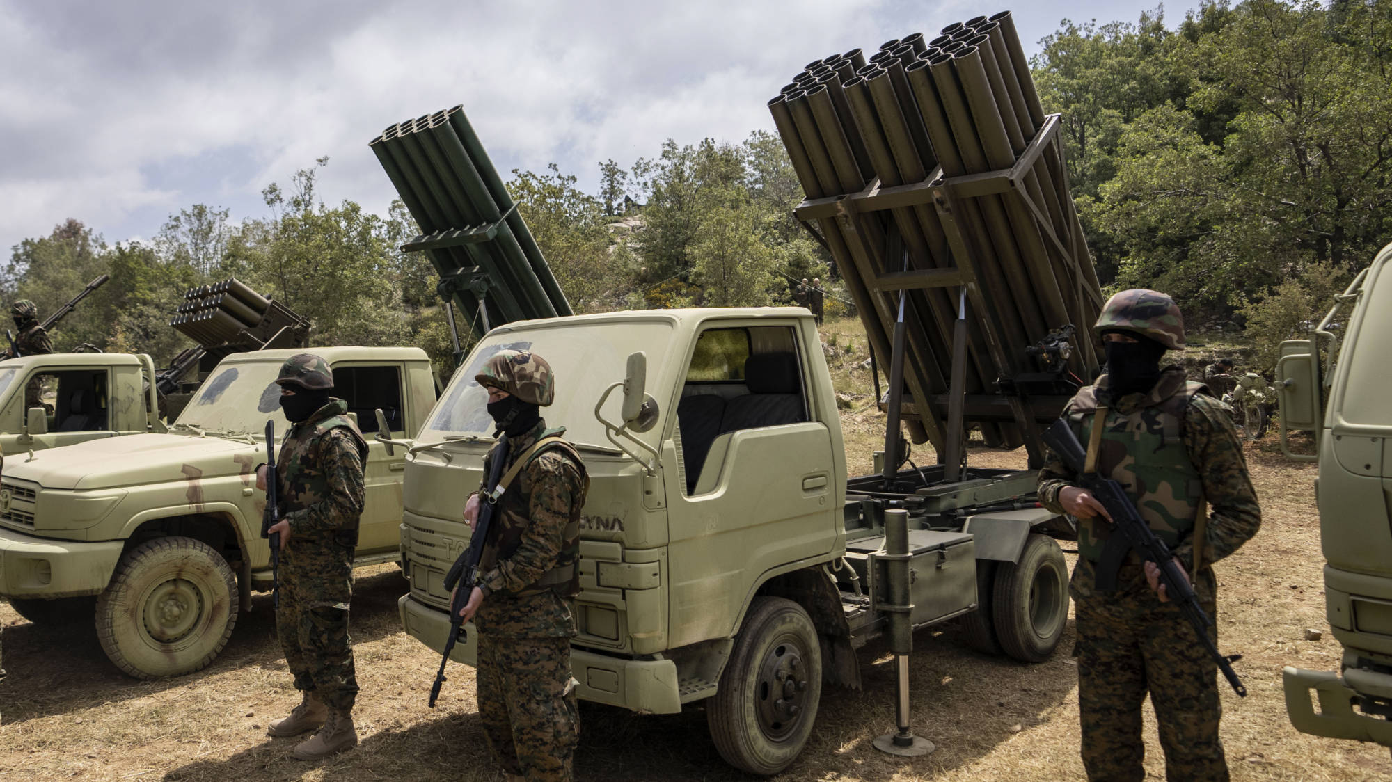 Des combattants du Hezbollah devant plusieurs lance-roquettes multiples (AP)