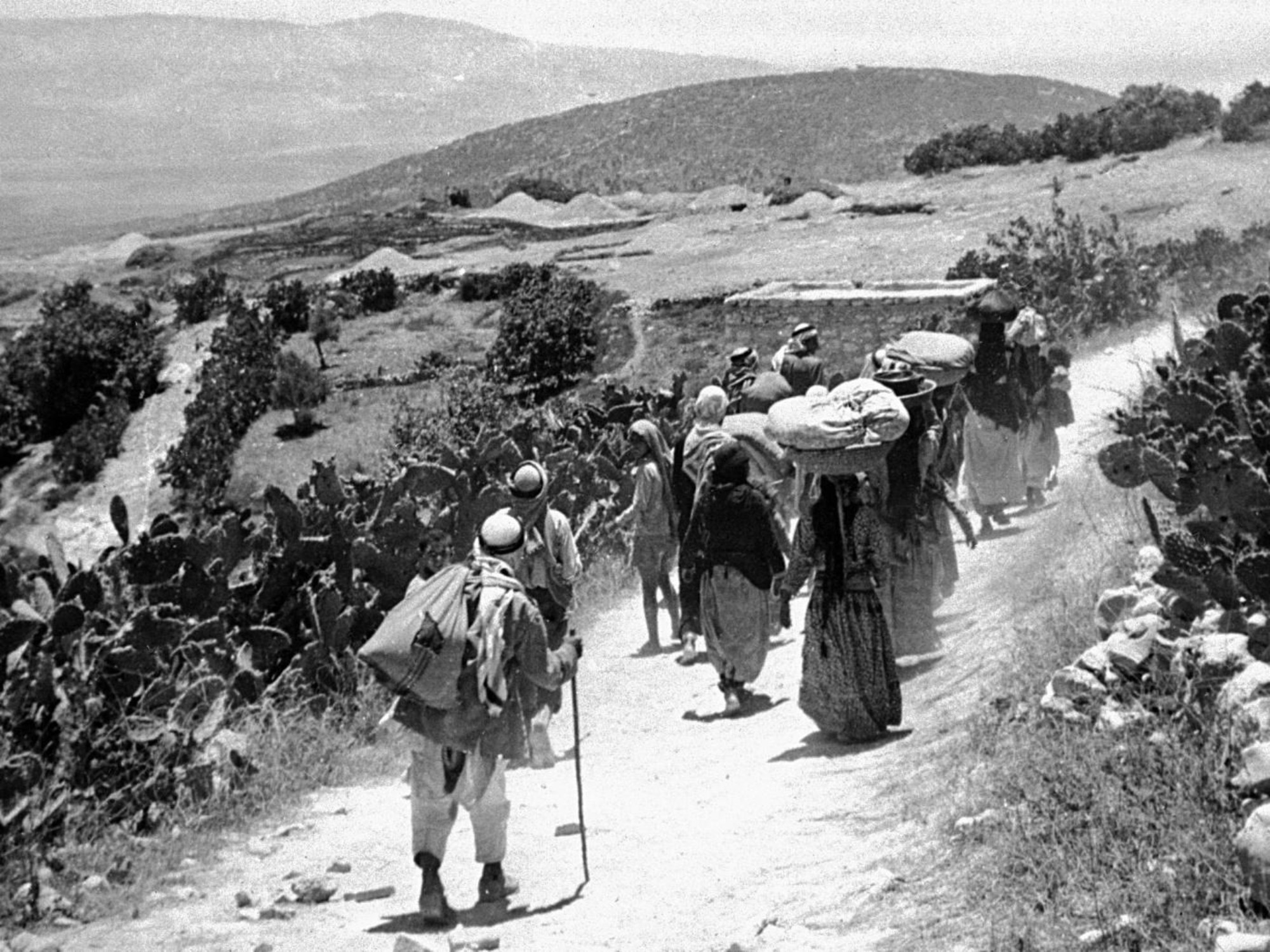 Palestinians flee Qumiya village during the Nakba in 1948 (Archive/Palestine Remembered)