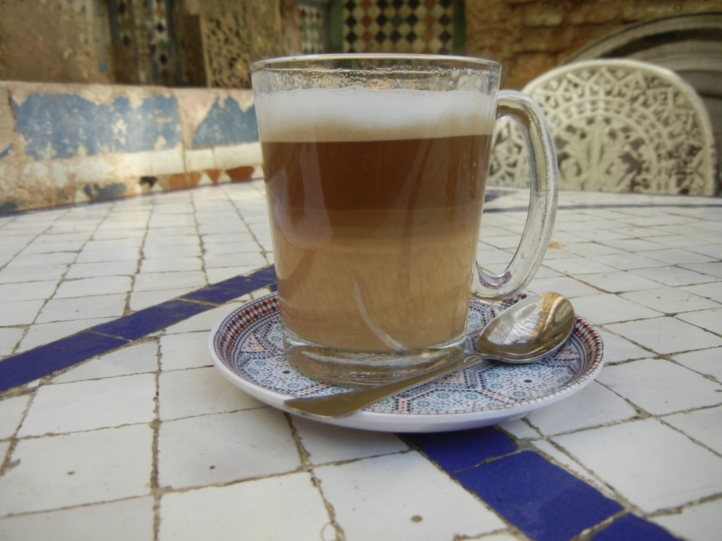 Une tasse de nous nous marocain, présentant un délicat dégradé alors que le café et le lait se mélangent (capture d’écran/réseaux sociaux)