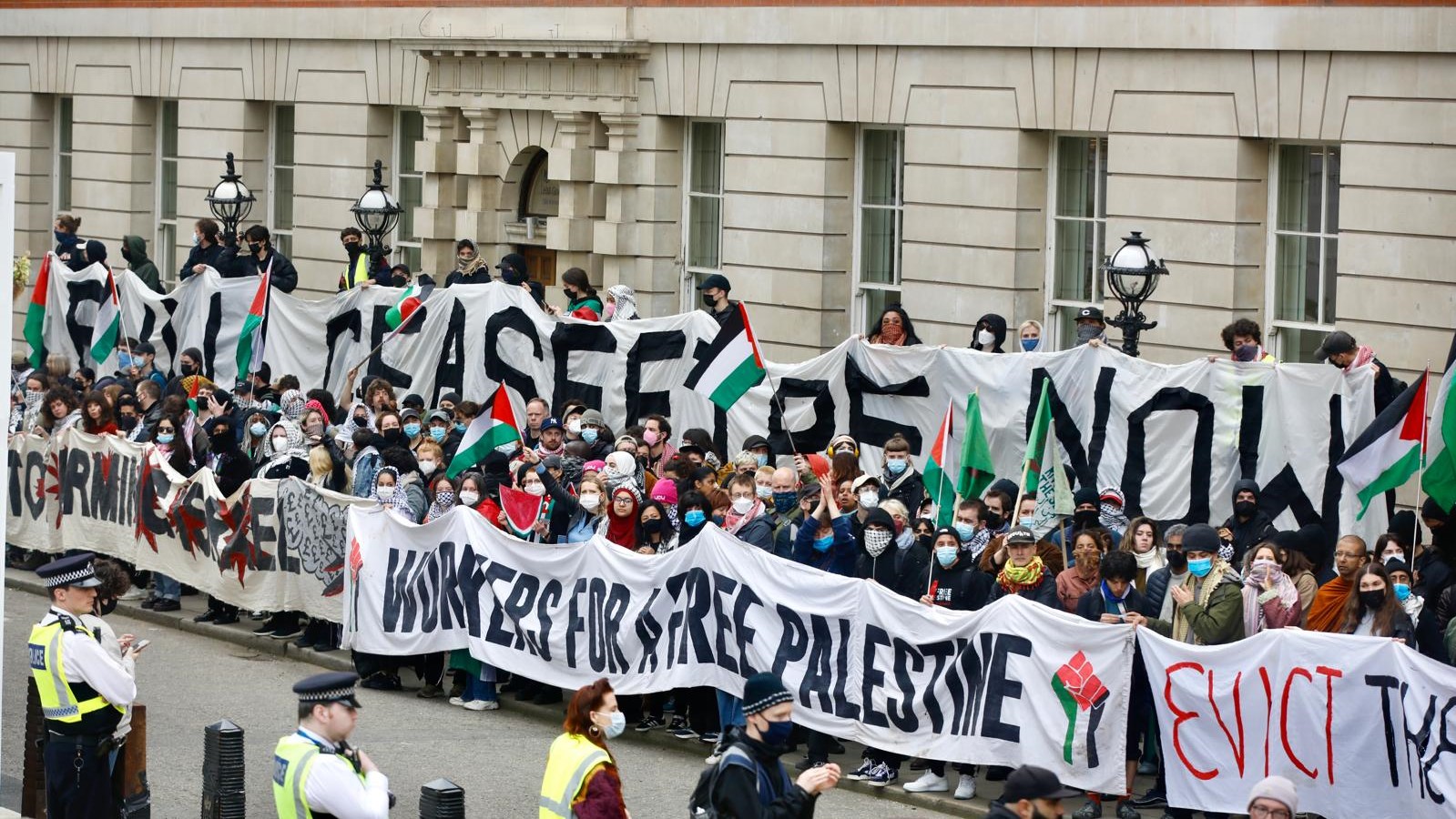 Hundreds of workers blocked the entrance to the Department of Business and Trade to oppose the UK's arms sales to Israel (Supplied)