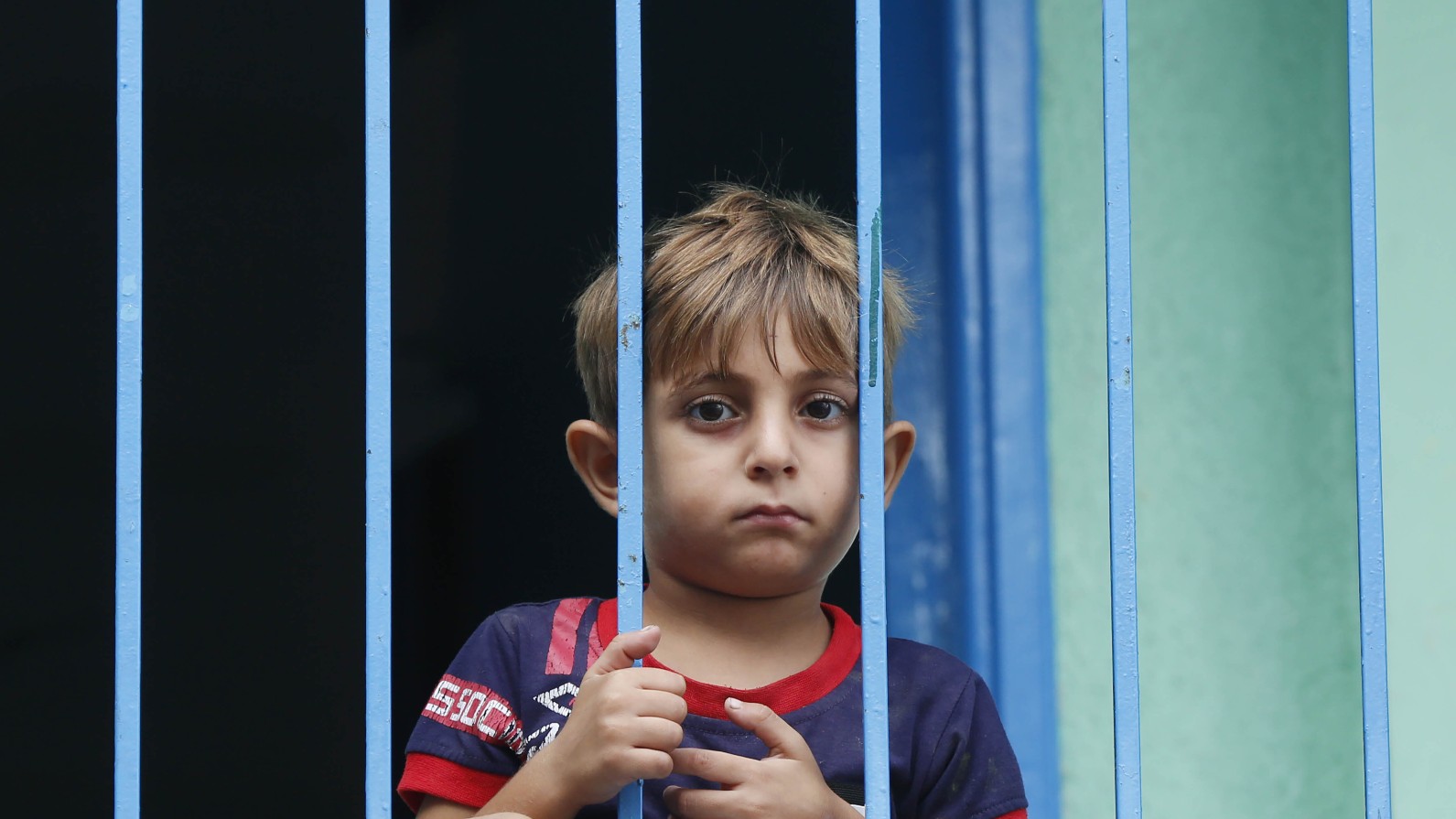 Un enfant palestinien s’abrite avec sa famille dans une école affiliée à l’ONU lors des bombardements israéliens sur la ville de Gaza, le 8 octobre 2023 (Reuters)
