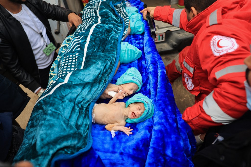 Palestinian medics prepare premature babies, evacuated from Gaza City's al-Shifa hospital, for transfer from a hospital in Rafah in the southern Gaza Strip to Egypt, 20 November 2023 (AFP)