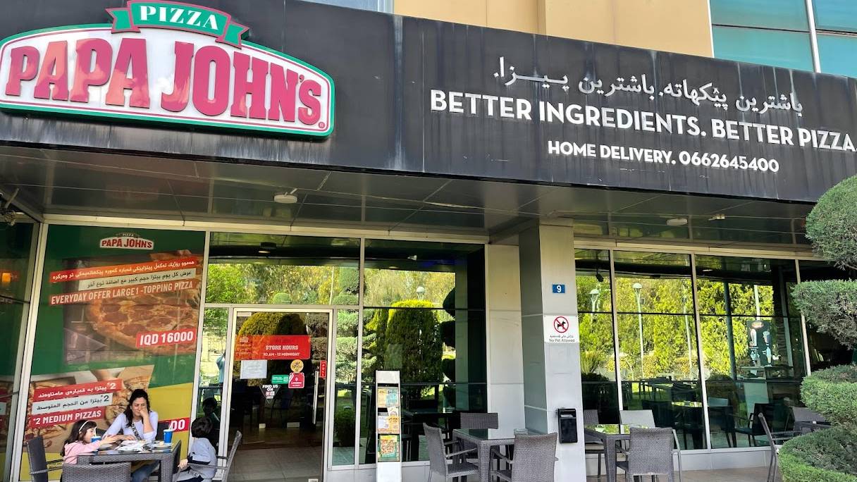 Papa John’s est l’une des nombreuses chaînes de restauration rapide américaines désormais ancrées dans la scène culinaire irakienne (MEE/Joshua Levkowitz)