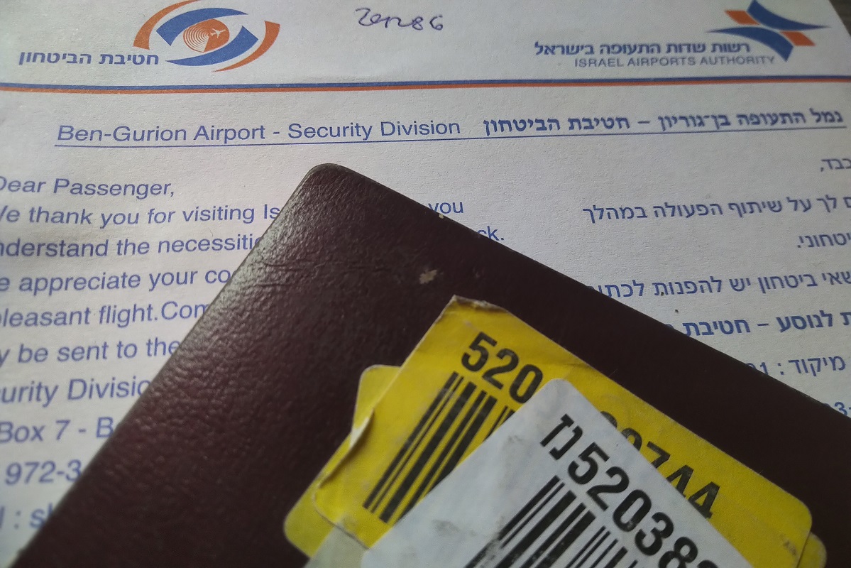 Étiquette collée au dos du passeport des voyageurs embarquant à Tel Aviv et note informant que le bagage en soute a été fouillé (MEE)