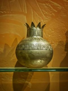Reconstitution en argent de vases en forme de grenade découverts dans les tombeaux anciens égyptiens (Creative Commons/Mary Harrsch)