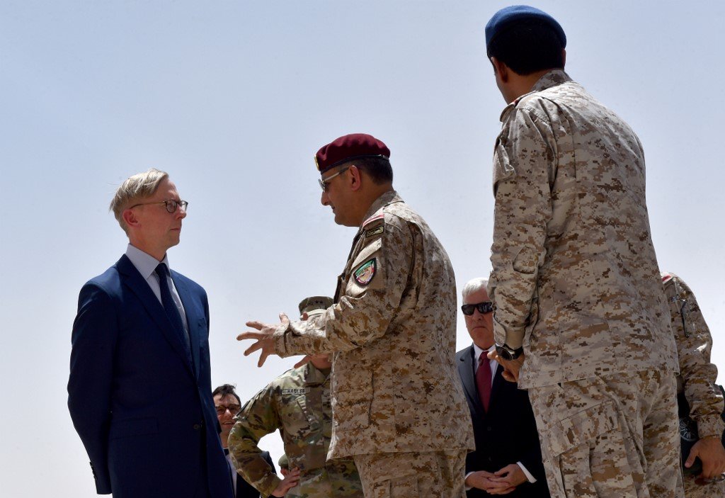 Le prince saoudien Fahd ben Turki (au centre), alors commandant de la Coalition arabe, s’entretient avec le diplomate américain Brian Hook (à gauche), lors d’une visite dans une base militaire à al-Kharj, en Arabie saoudite, le 21 juin 2019 (AFP)