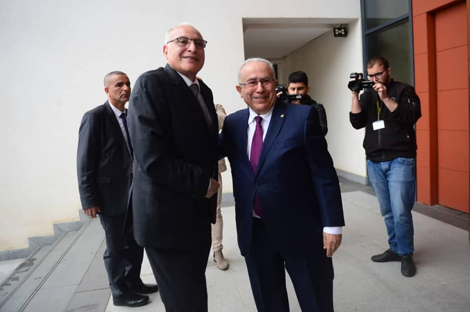 Le nouveau ministre des Affaires étrangères Ahmed Attaf (à gauche) et son prédécesseur Ramtane Lamamra le 18 mars à Alger, le jour de la passation des pouvoirs entre les deux hommes (ministère des Affaires étrangères)