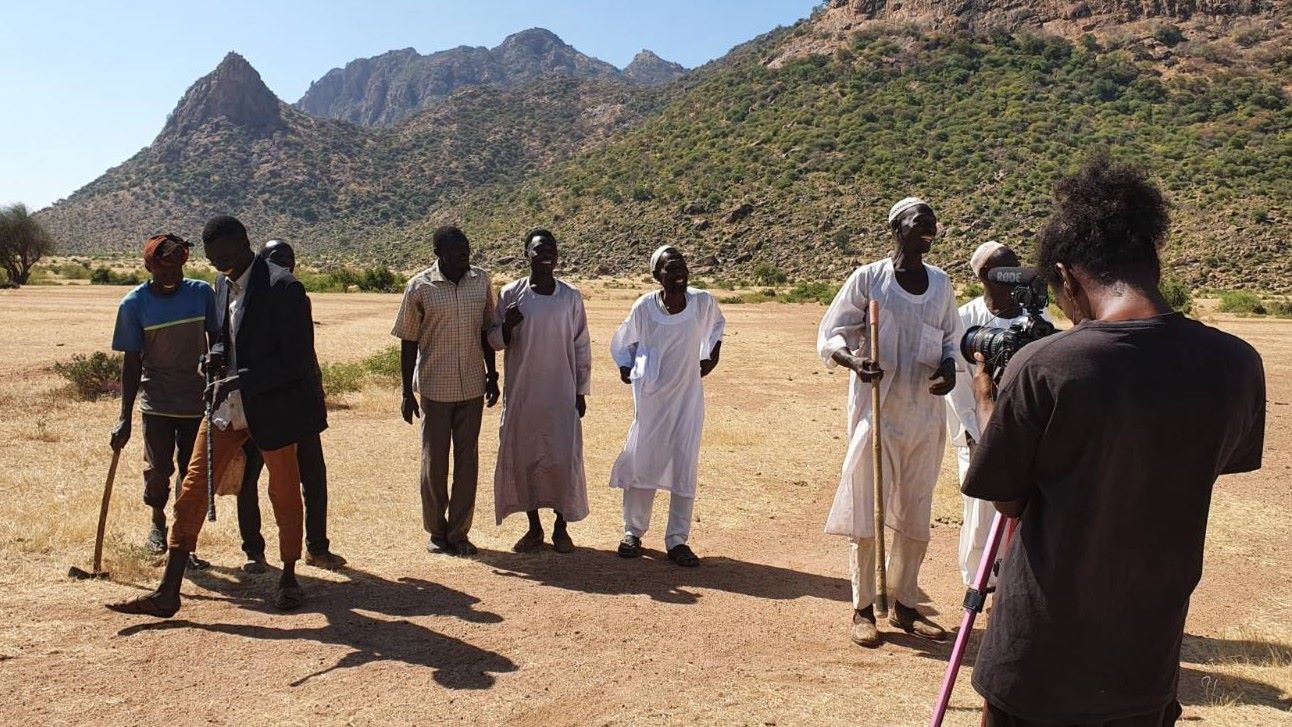 Le projet comprend des éléments du folklore local, comme ces chanteurs traditionnels de Jebel Dair (Sudan Memory)