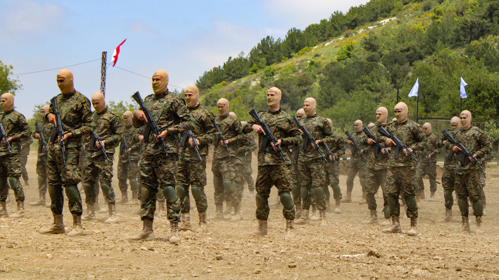 Les combattants du Hezbollah avec des fusils AK-103 de fabrication russe (MEE/Hanna Davis)