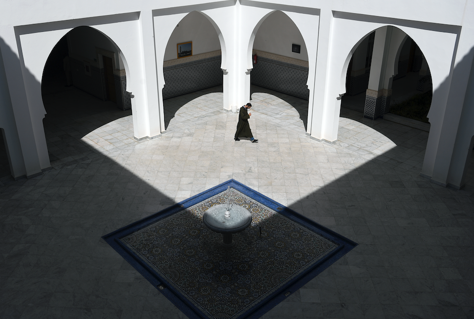 Un étudiant marocain à l’Institut Mohammed VI pour la formation des imams, dans la capitale marocaine Rabat, le 6 mars 2019 (AFP)