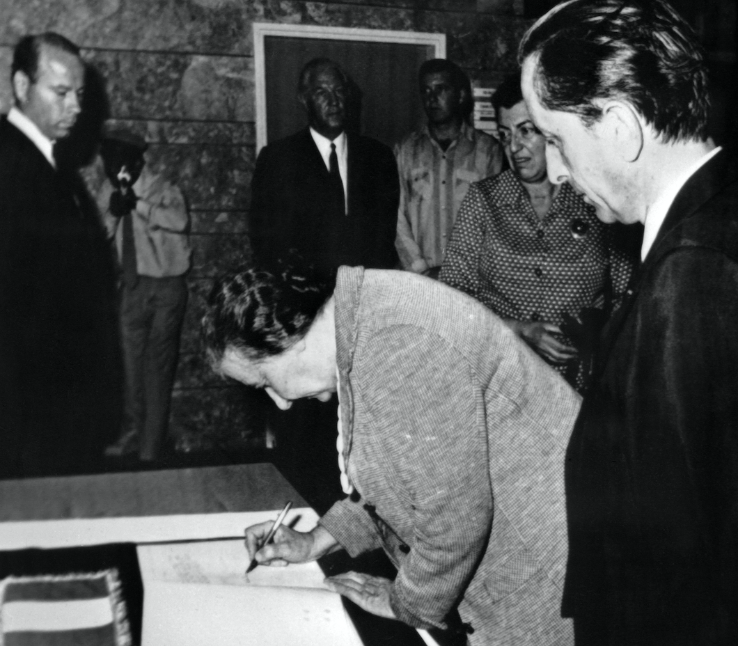 Le Premier ministre israélien Golda Meir signe le livre de condoléances à la mémoire du général Charles de Gaulle à Tel-Aviv le 13 novembre 1970