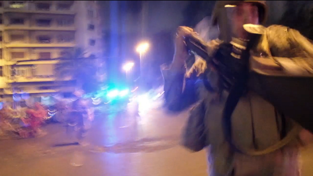 Capture extraite des images de la manifestation à Beyrouth filmées par Rita Kabalan, au moment où un soldat s’apprête à la frapper (MEE/Rita Kablan)