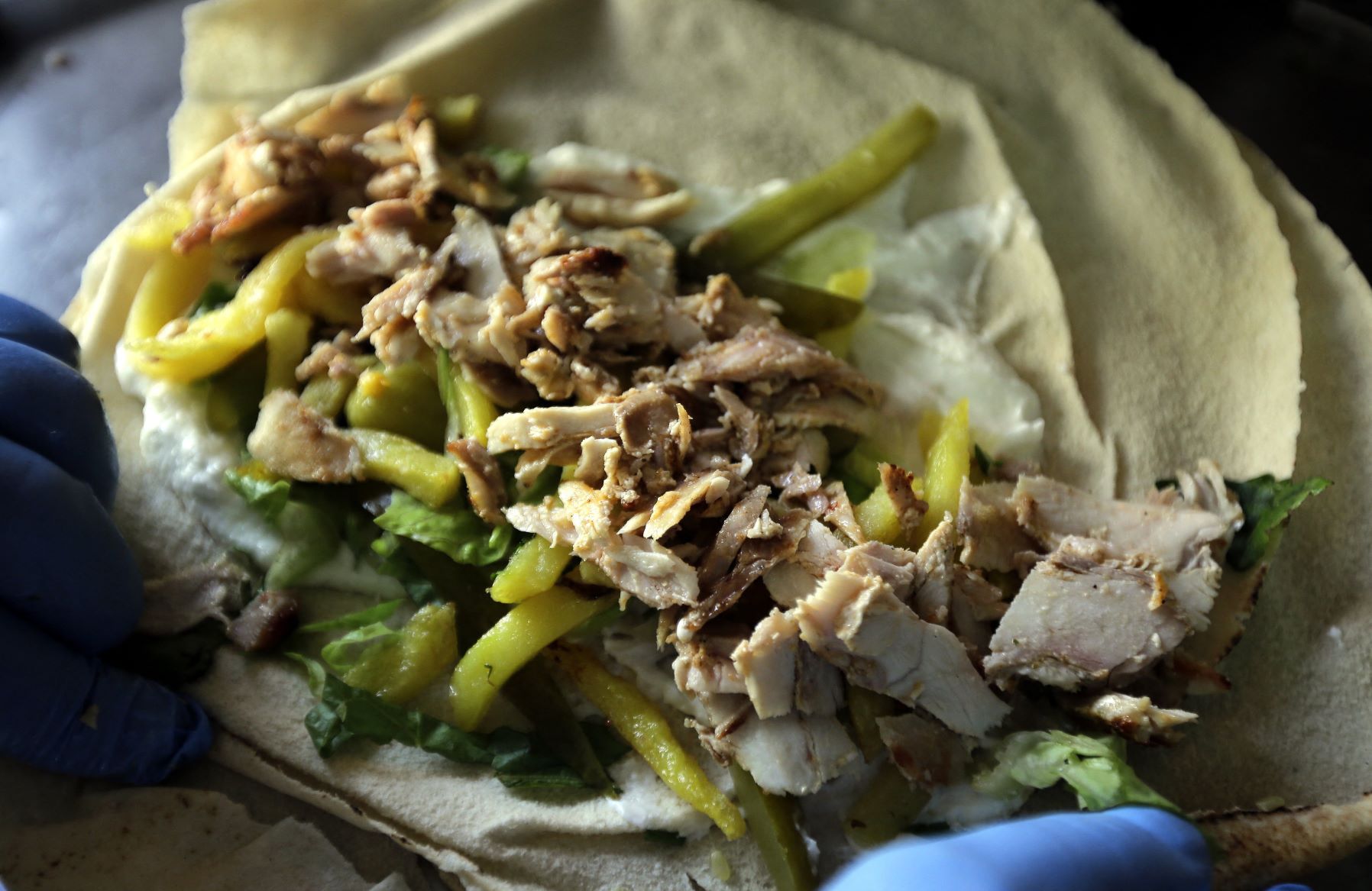 Les sandwiches au chawarma sont l’un des plats les plus populaires de la restauration rapide au Moyen-Orient (AFP/Joseph Eid)