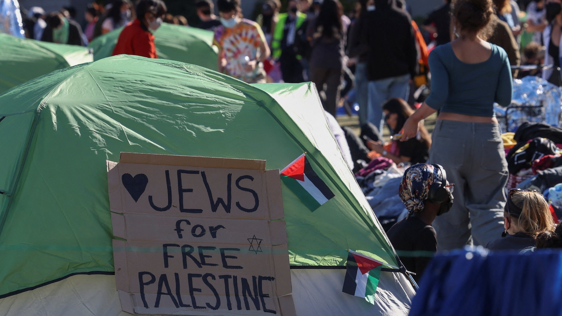 Des pancartes sont affichées autour du campement de protestation en soutien aux Palestiniens à l’université Columbia, le 22 avril 2024 (Reuters)
