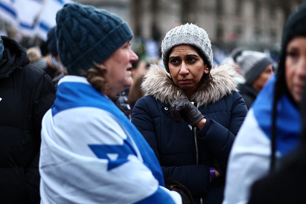 Britain's former Home Secretary Suella Braverman joins pro-Israeli supporters as they gather for a demonstration in central London, 14 January 2024 (Henry Nicholls/AFP)