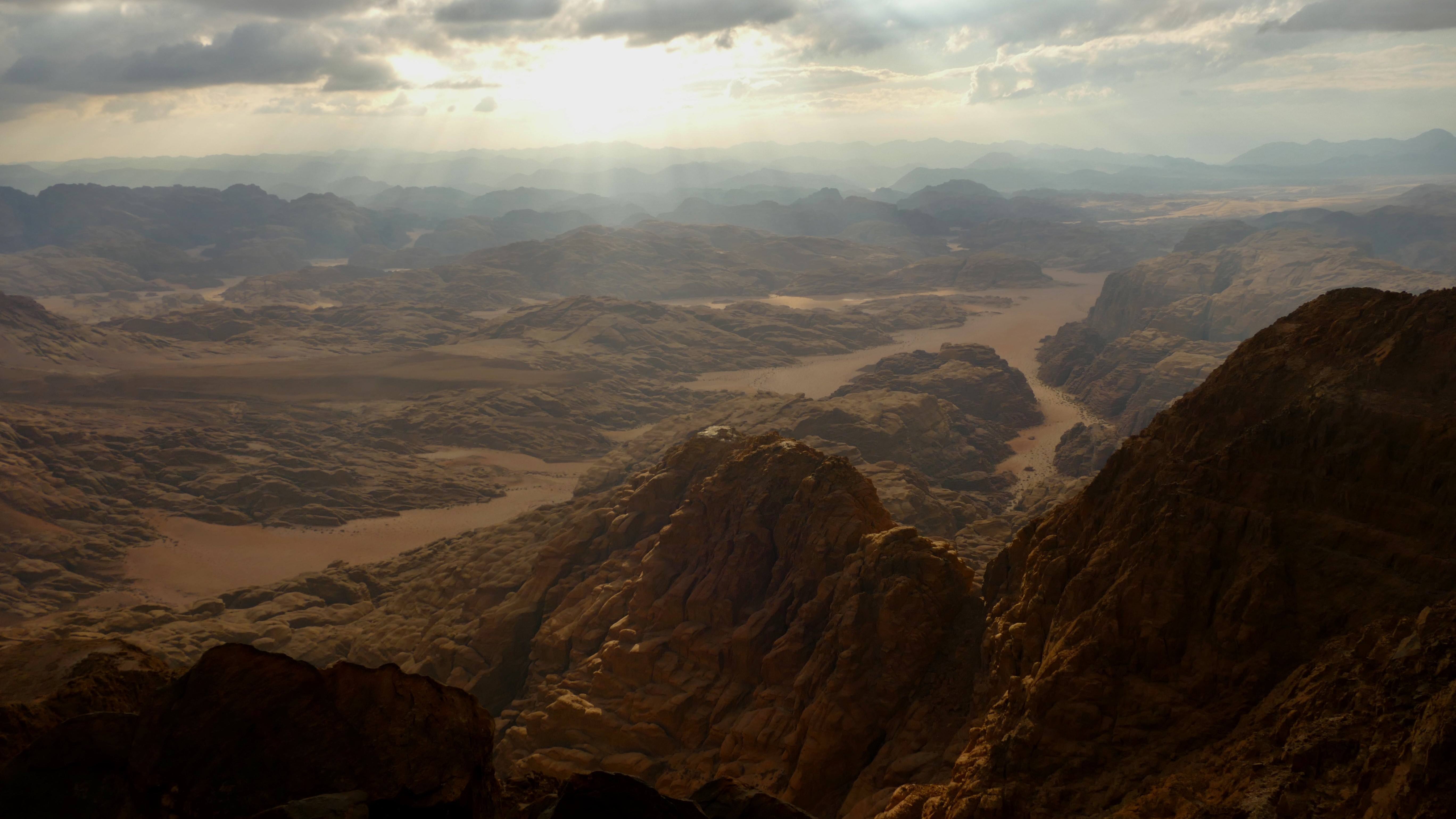 La vue depuis la plus haute montagne de Jordanie, le Jebel Um Ad-Dami, près de la frontière saoudienne (Wadi Rum Trail)