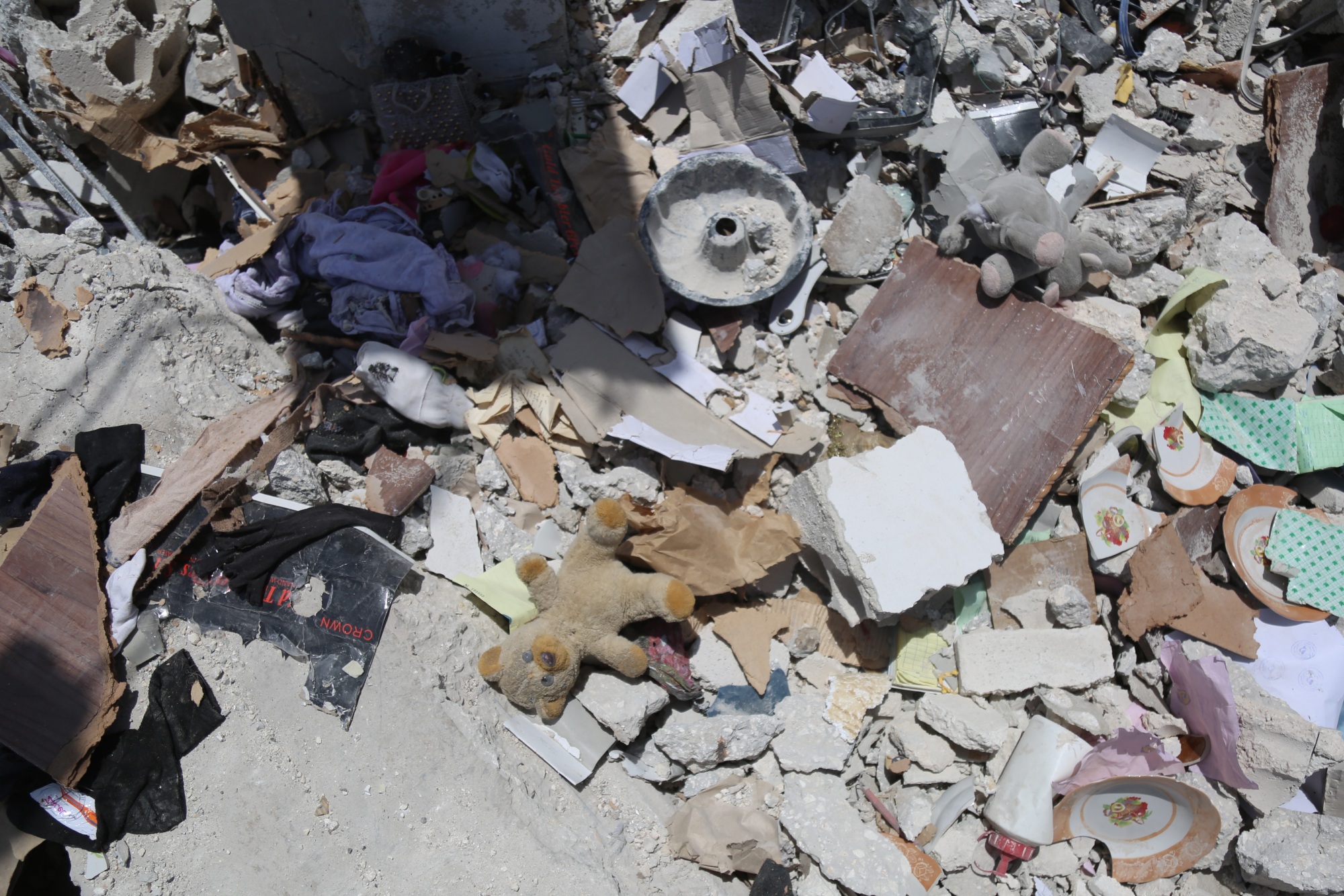 Stuffed animals lie in the rubble of a home hit by deadly shelling in the Idlib-area village of Balyun on 3 July 2021 (MEE/Ali Haj Suleiman)