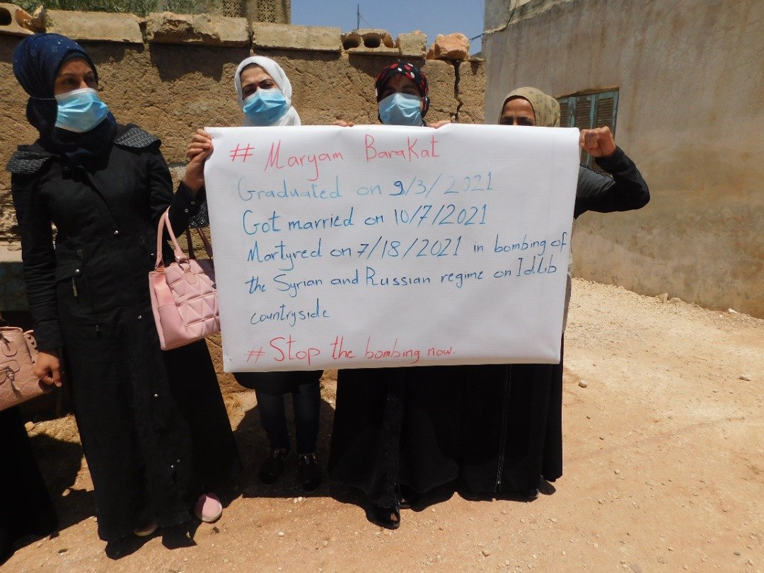 À Idleb, un groupe de femmes tient une bannière qui résume la courte vie de Maryam Barakat (Twitter)