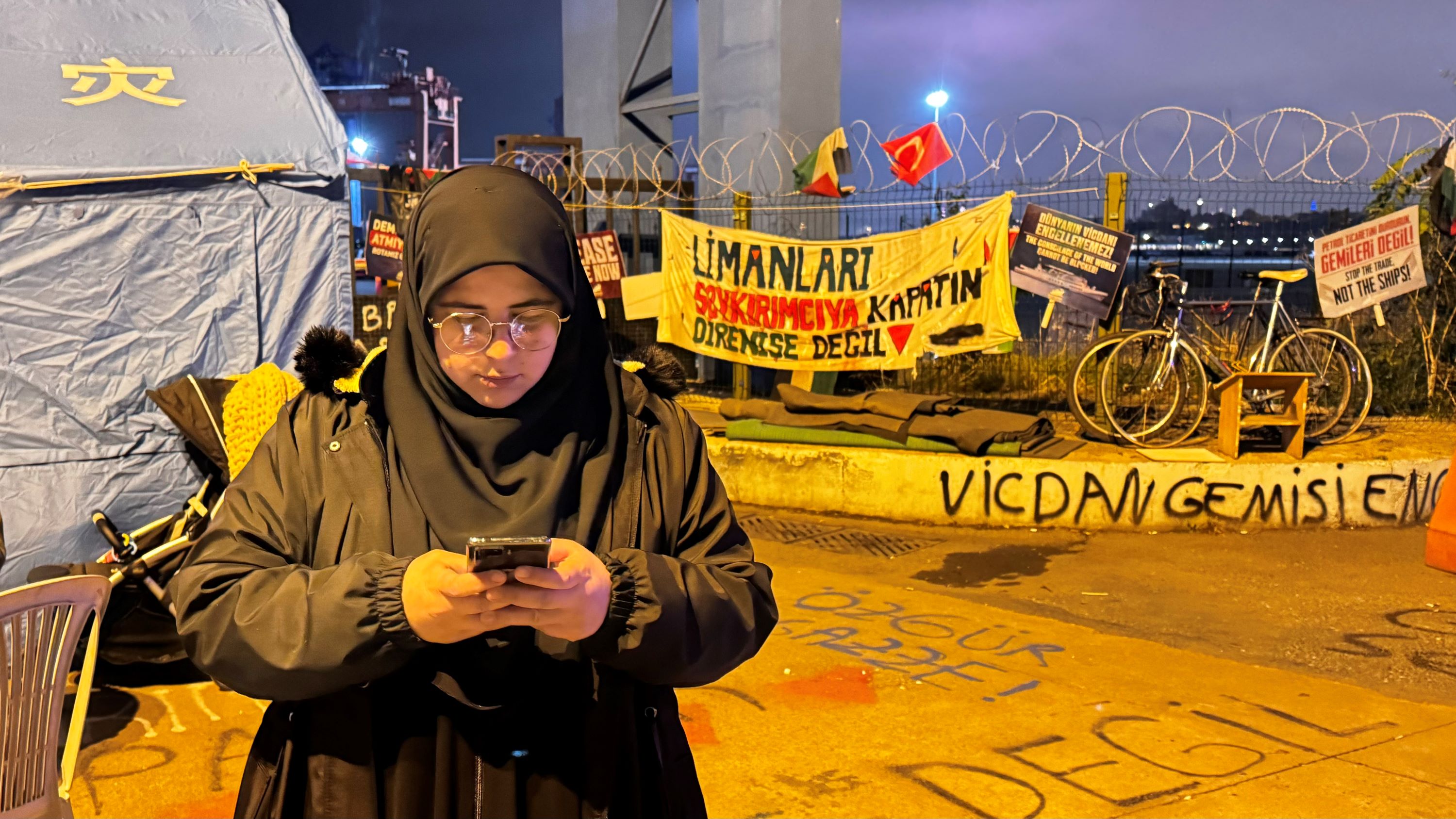 Gulsah in the Port of Haydarpasa in Istanbul (Guldenay Sonumut)