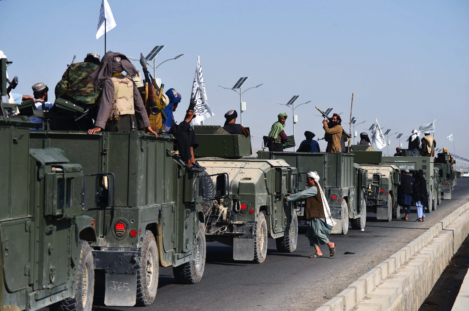 Des combattants talibans se préparent à défiler le long d’une route pour fêter le retrait des troupes américaines d’Afghanistan, à Kandahar, le 1er septembre 2021 (AFP/Javed Tanveer)