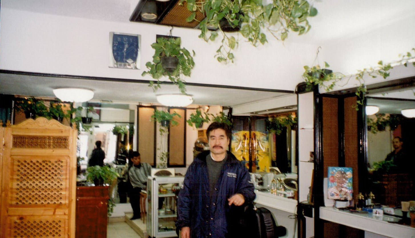 Le professeur Hirofumi Tanada a travaillé sur des projets de recherche en Égypte dans les années 1990. Vu ci-dessus dans un salon de coiffure au Caire (avec son aimable autorisation)
