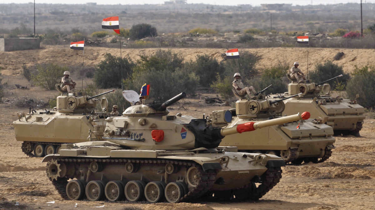 Des chars égyptiens sont déployés près du point de passage de Rafah avec Gaza dans le cadre des combats en cours entre Israël et le Hamas palestinien, le 31 octobre 2023 (AFP)
