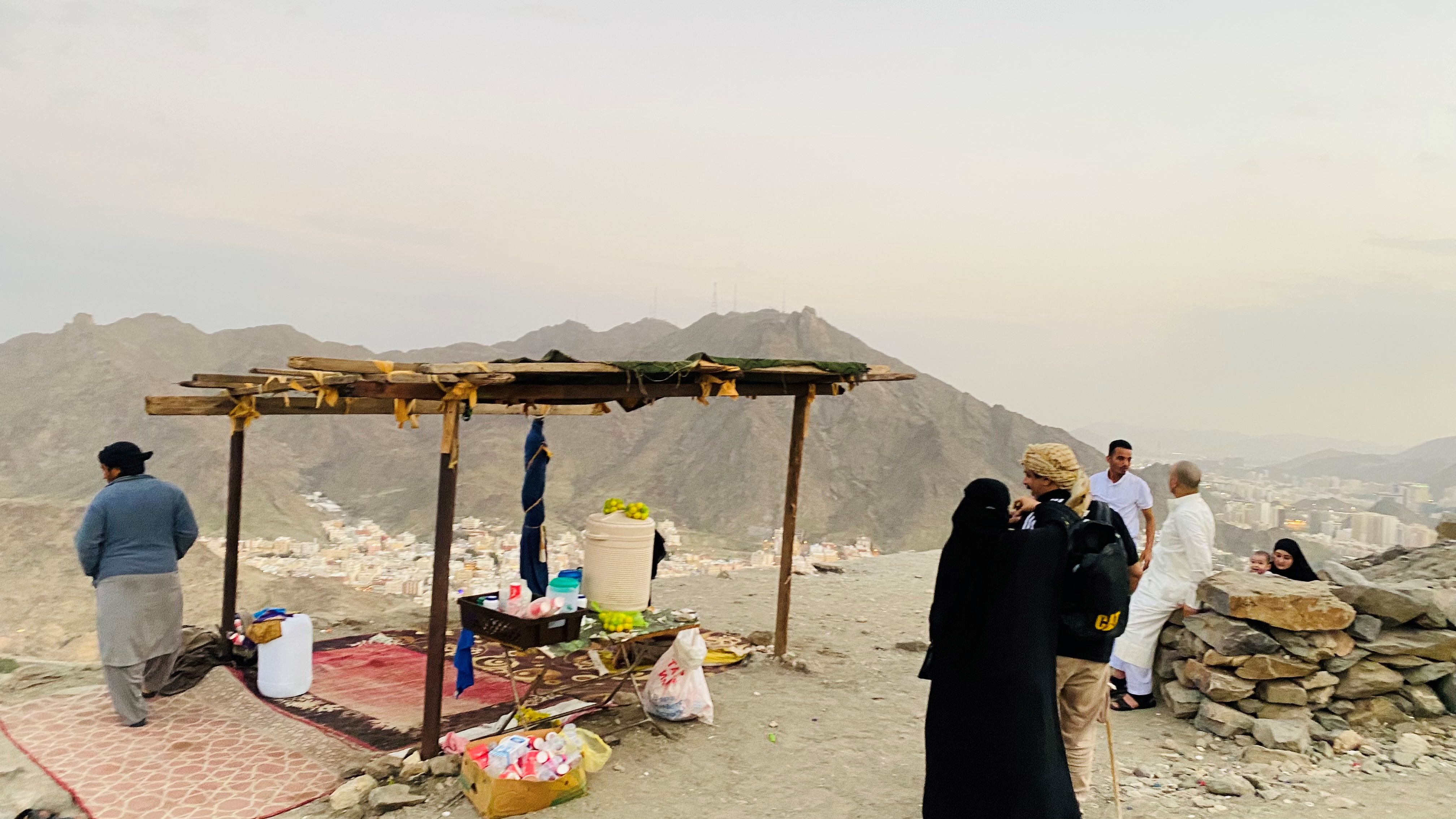 Travellers near a Lemon drink shop on Jabal al-Nour mountain in Mecca (MEE/Siraj El Leil) 