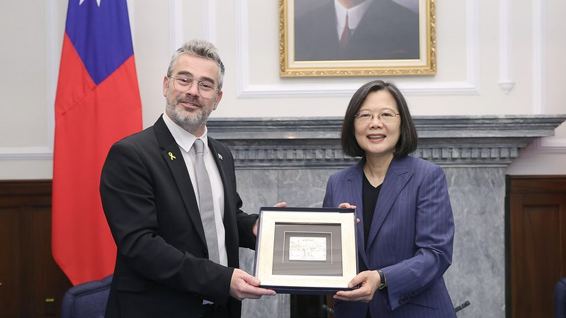 Taiwan President Tsai Ing-wen presents Chair of the Knesset Taiwan friendship group Boaz Toporovsky with a gift in Taipei on 15 April (Press release)