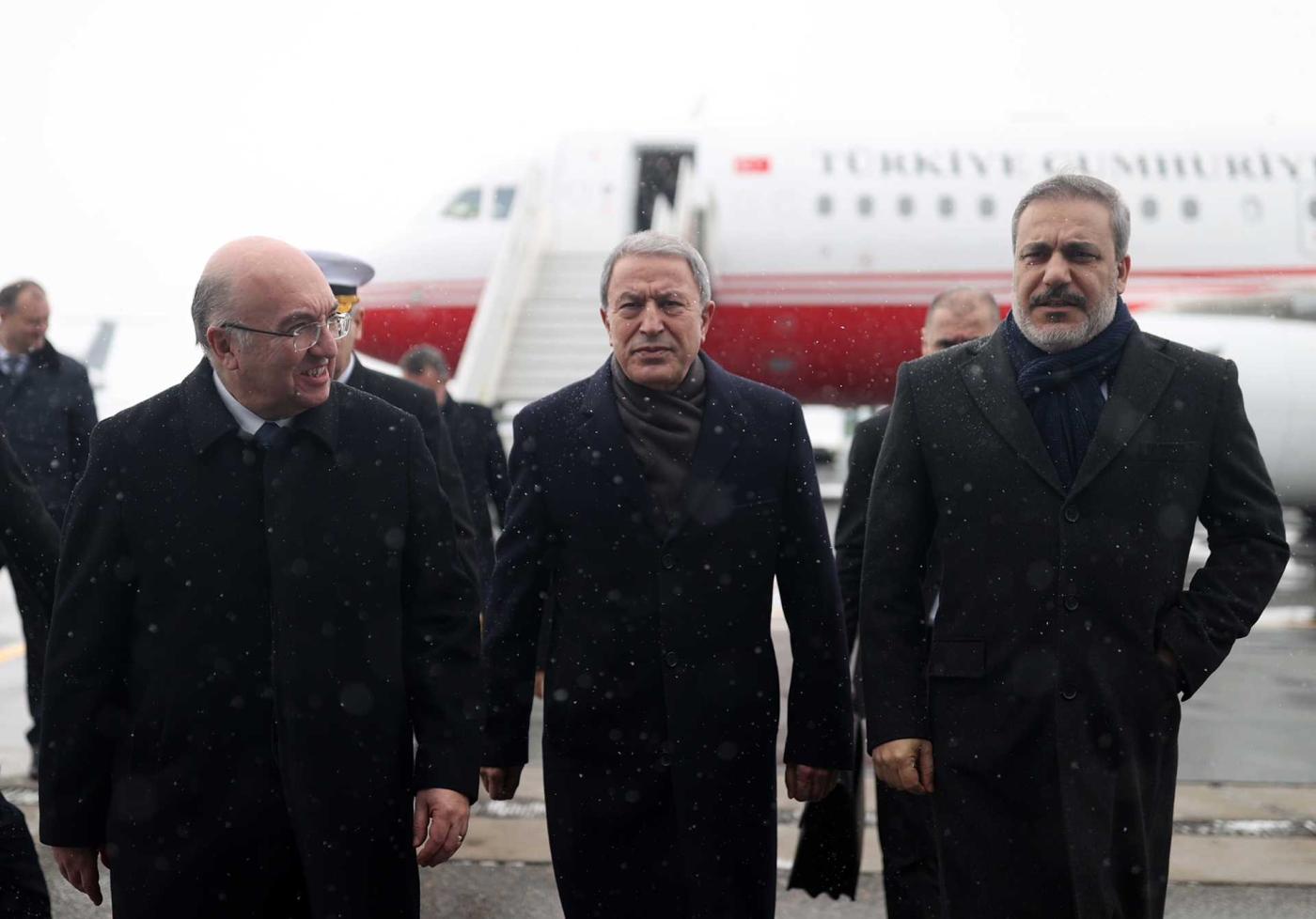 Le ministre turc de la Défense Hulusi Akar (au centre) et le chef turc des renseignements Hakan Fidan (à droite) en visite à Moscou, le 29 décembre 2022 (ministère turc de la Défense)