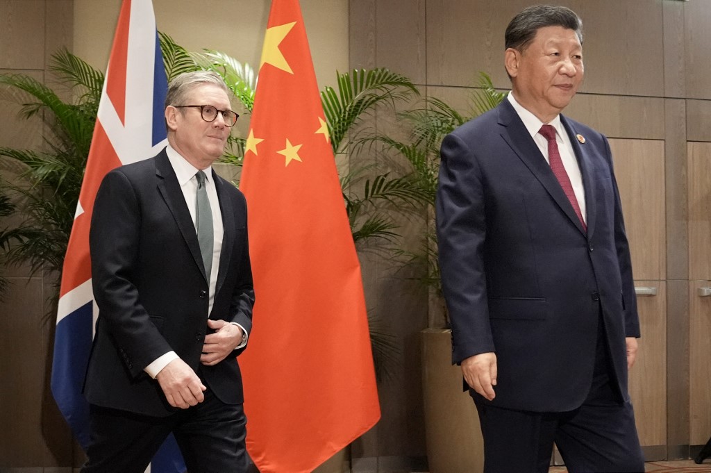 Keir Starmer (L) and China's President Xi Jinping after their bilateral meeting at the Sheraton Hotel, on the sidelines of G20 summit in Rio de Janeiro, 18 November 2024 (Stefan Rousseau/AFP)