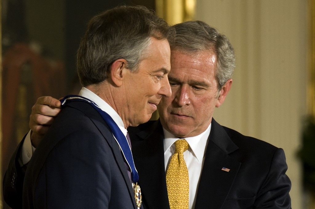 US President George W Bush (R) awards former British Prime Minister Tony Blair (L) the presidential medal of freedom at the White House, Washington, DC, 13 January 2009 (AFP)