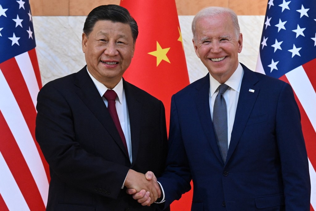 US President Joe Biden (R) and China's President Xi Jinping (L) at the G20 Summit on the Indonesian island of Bali, 14 November 2022 (AFP)