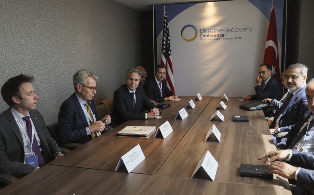 US Secretary of State Antony Blinken (3L) meets with Turkey's Foreign Minister Hakan Fidan (R) on the first day of the Ukraine Recovery Conference in London on 21 June 2023 (AFP)